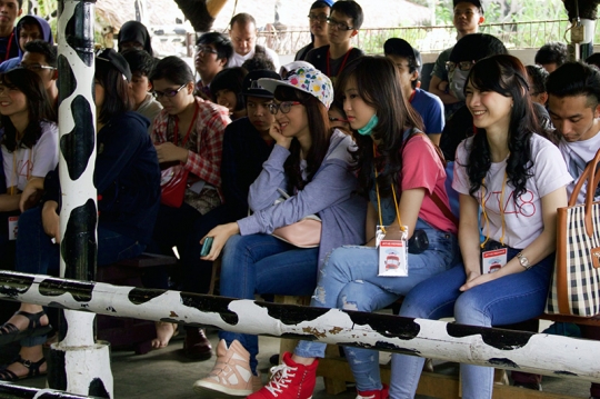 Jalan jalan melihat peternakan sapi perah bersama JKT48