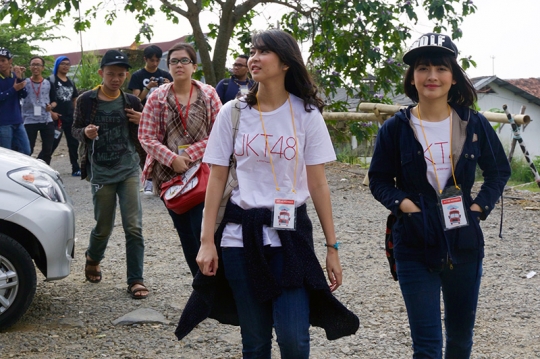 Jalan jalan melihat peternakan sapi perah bersama JKT48