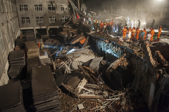 Bangunan pabrik di China runtuh, puluhan pekerja terkubur