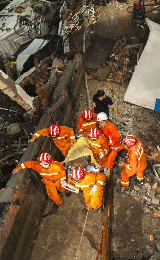 Bangunan pabrik di China runtuh, puluhan pekerja terkubur