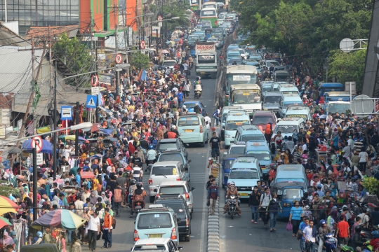 Pengunjung membeludak, lalu lintas di Pasar Tanah Abang macet