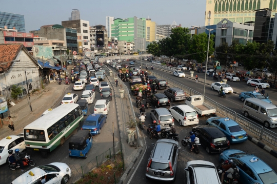 Pengunjung membeludak, lalu lintas di Pasar Tanah Abang macet