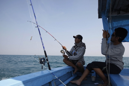 Serunya ngabuburit dengan memancing di perairan Kepulauan Seribu