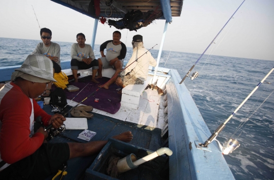 Serunya ngabuburit dengan memancing di perairan Kepulauan Seribu
