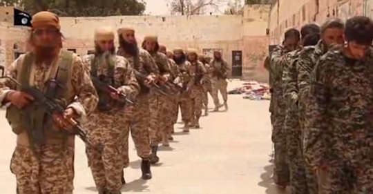 Aksi bocah ISIS eksekusi 25 tentara Suriah jadi tontonan warga