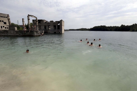 Sensasi angker berenang di danau bekas penjara dan tambang tua