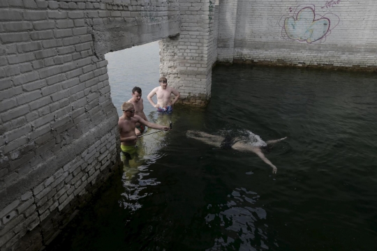 Sensasi angker berenang di danau bekas penjara dan tambang tua