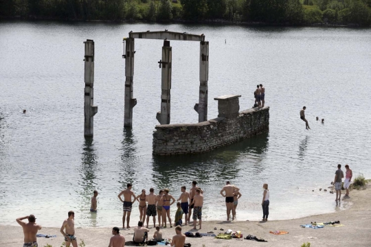 Sensasi angker berenang di danau bekas penjara dan tambang tua