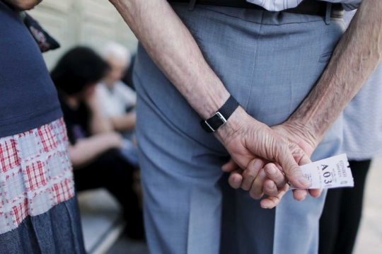 Dampak krisis, lansia di Yunani berebut dapatkan uang pensiun