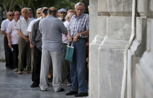 Dampak krisis, lansia di Yunani berebut dapatkan uang pensiun