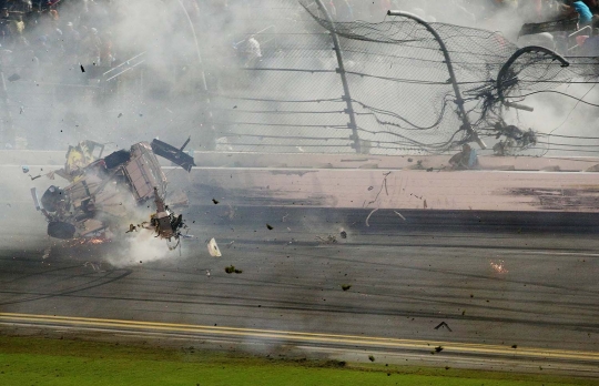 Tragis, kecelakaan balap NASCAR bikin mobil hancur berkeping-keping