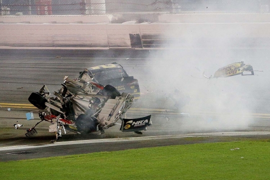 Tragis, kecelakaan balap NASCAR bikin mobil hancur berkeping-keping