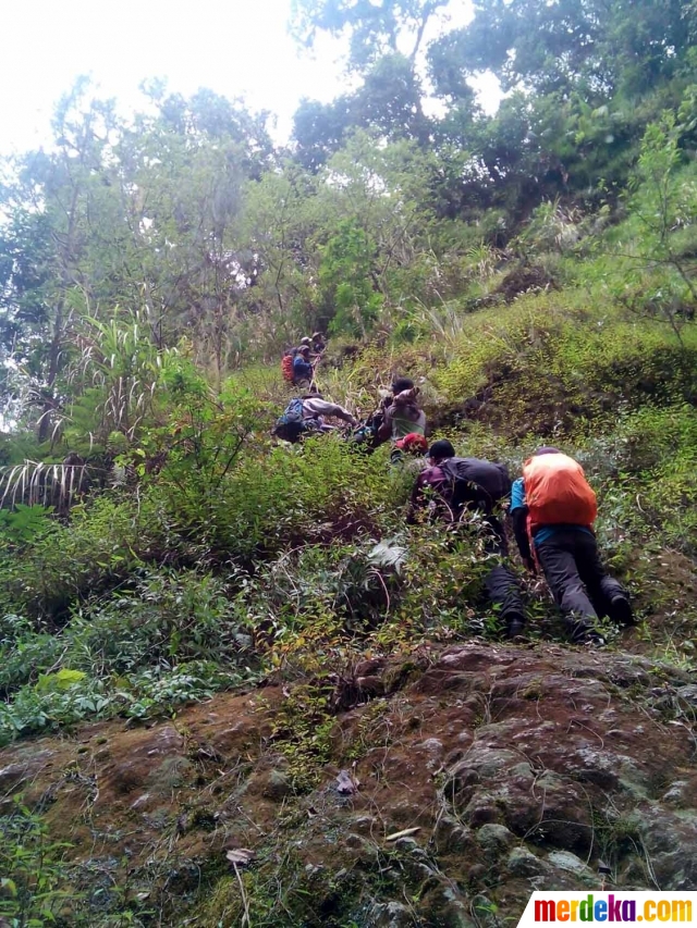 Foto Evakuasi dramatis pendaki yang tersesat di Gunung  