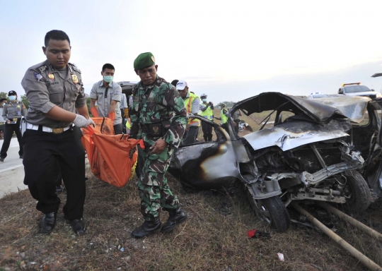 Evakuasi korban tewas kecelakaan maut di Tol Cipali