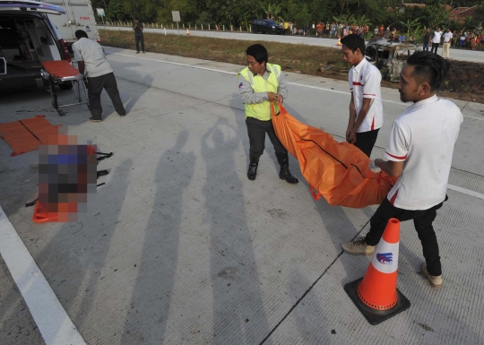 Evakuasi korban tewas kecelakaan maut di Tol Cipali