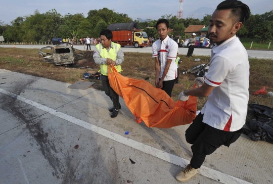 Evakuasi korban tewas kecelakaan maut di Tol Cipali