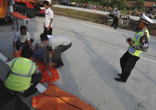 Evakuasi korban tewas kecelakaan maut di Tol Cipali