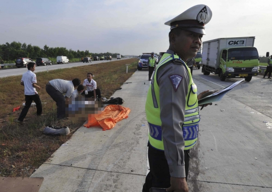 Evakuasi korban tewas kecelakaan maut di Tol Cipali