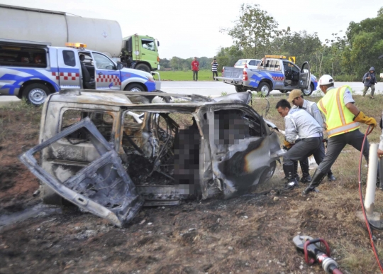 Evakuasi korban tewas kecelakaan maut di Tol Cipali