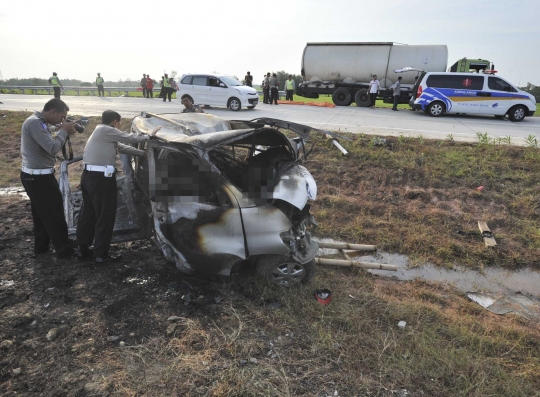 Evakuasi korban tewas kecelakaan maut di Tol Cipali