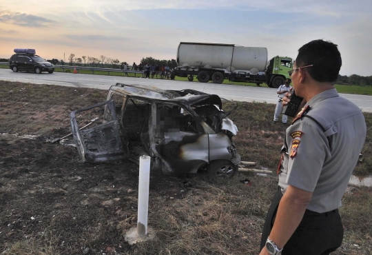 Evakuasi korban tewas kecelakaan maut di Tol Cipali