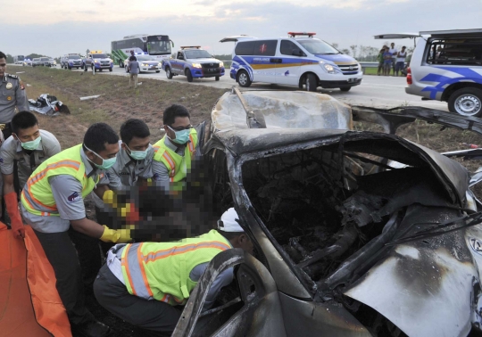 Evakuasi korban tewas kecelakaan maut di Tol Cipali