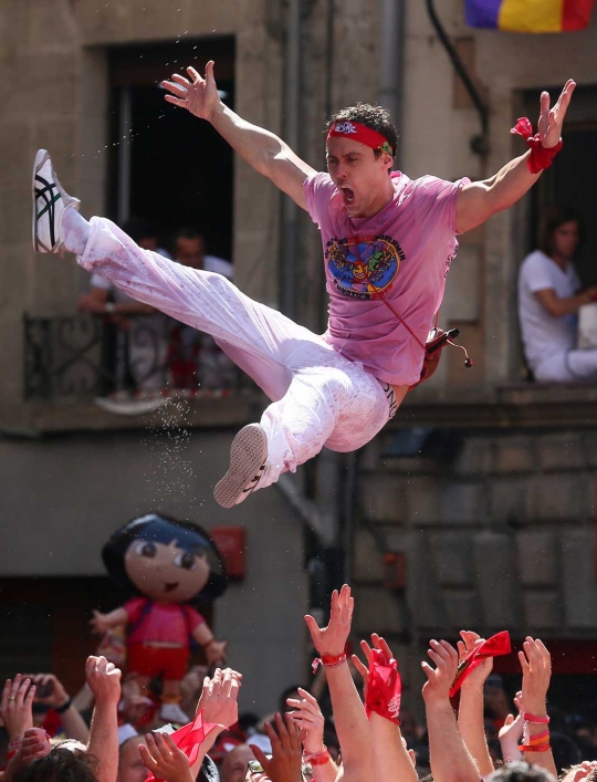 Kegilaan para peserta di pembukaan Festival San Fermin Spanyol