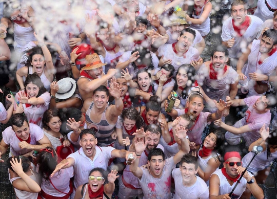 Kegilaan para peserta di pembukaan Festival San Fermin Spanyol