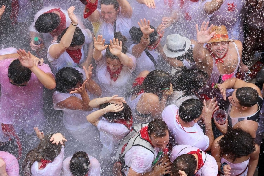 Kegilaan para peserta di pembukaan Festival San Fermin Spanyol