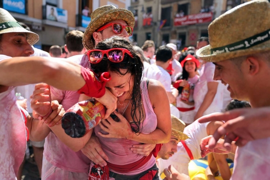 Kegilaan para peserta di pembukaan Festival San Fermin Spanyol