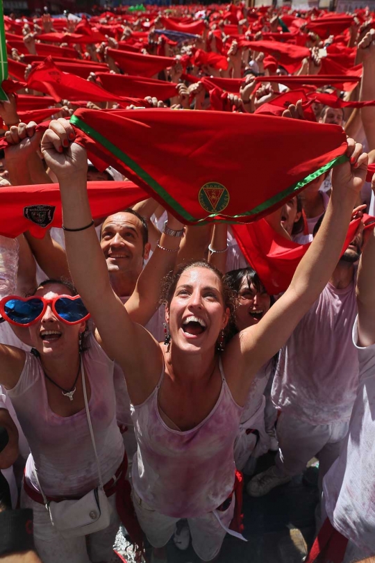 Kegilaan para peserta di pembukaan Festival San Fermin Spanyol