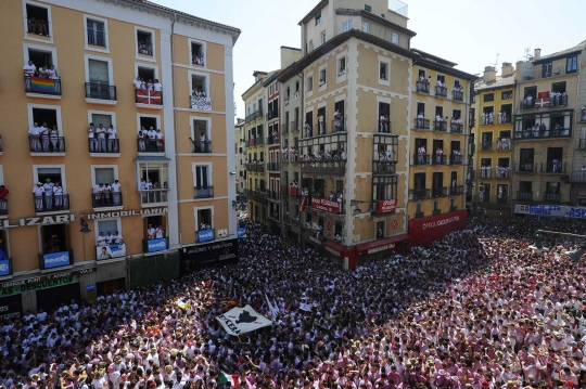 Kegilaan para peserta di pembukaan Festival San Fermin Spanyol