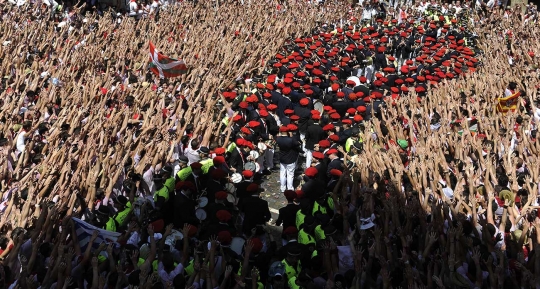 Kegilaan para peserta di pembukaan Festival San Fermin Spanyol