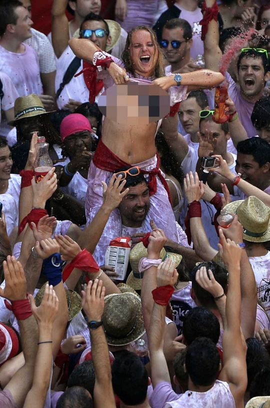 Kegilaan para peserta di pembukaan Festival San Fermin Spanyol