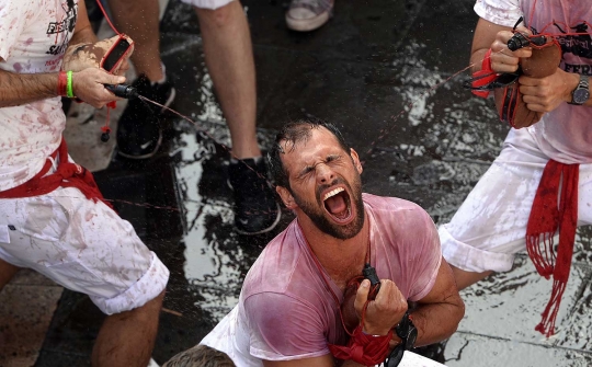 Kegilaan para peserta di pembukaan Festival San Fermin Spanyol