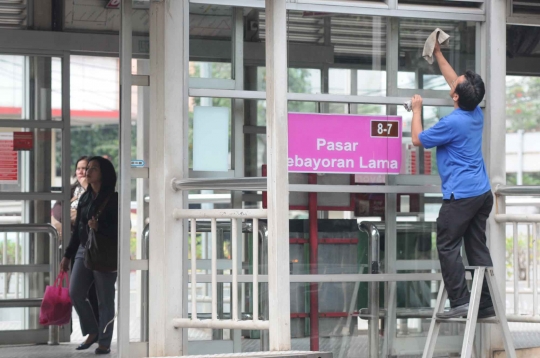 Perawatan halte Transjakarta demi kenyamanan penumpang