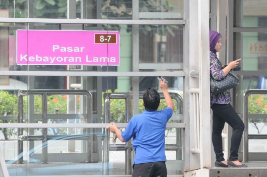 Perawatan halte Transjakarta demi kenyamanan penumpang