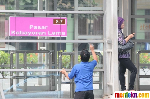 Foto : Perawatan halte Transjakarta demi kenyamanan 