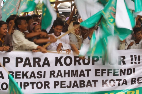 Massa antikorupsi desak KPK tangkap Wali Kota Bekasi