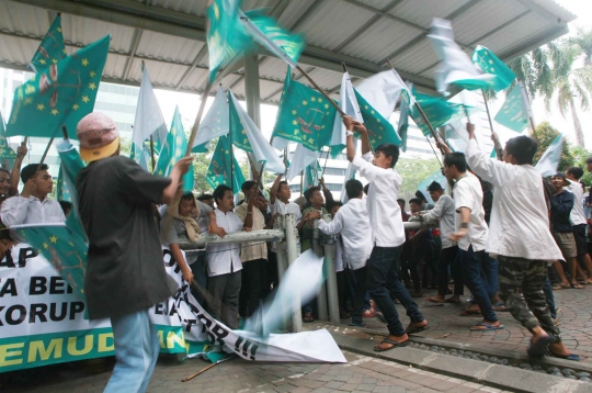 Massa antikorupsi desak KPK tangkap Wali Kota Bekasi