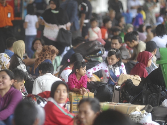 H-10 Lebaran, Stasiun Pasar Senen mulai dipadati pemudik