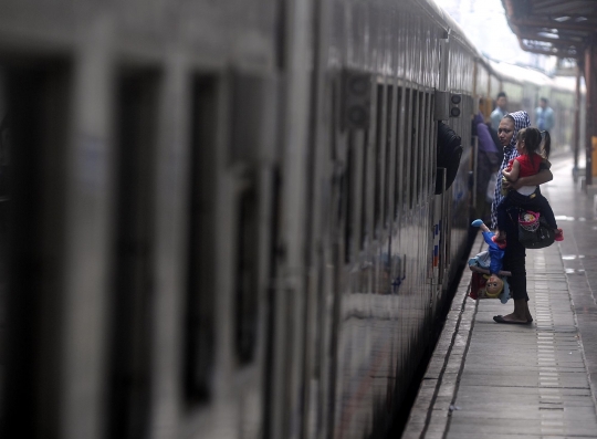 H-10 Lebaran, Stasiun Pasar Senen mulai dipadati pemudik