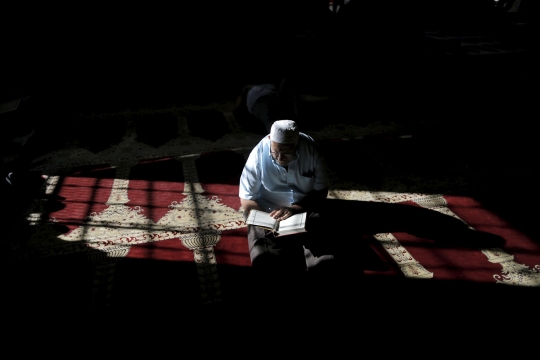 Melantunkan ayat suci Alquran di Masjid Al Aqsa