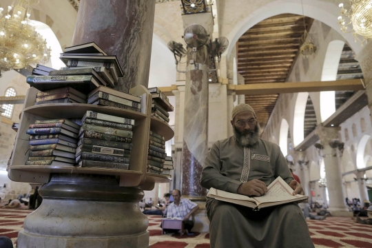 Melantunkan ayat suci Alquran di Masjid Al Aqsa