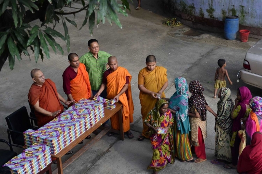 Momen langka, biksu di Bangladesh bagi-bagi takjil ke muslim