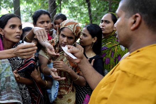 Momen langka, biksu di Bangladesh bagi-bagi takjil ke muslim