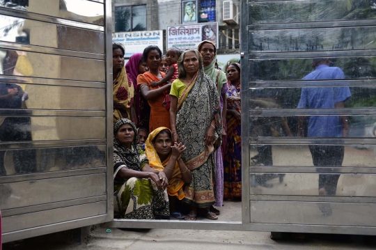Momen langka, biksu di Bangladesh bagi-bagi takjil ke muslim