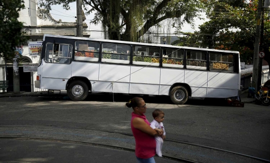 Uniknya berbelanja di dalam bus yang disulap menjadi pasar