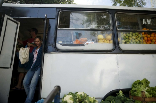 Uniknya berbelanja di dalam bus yang disulap menjadi pasar