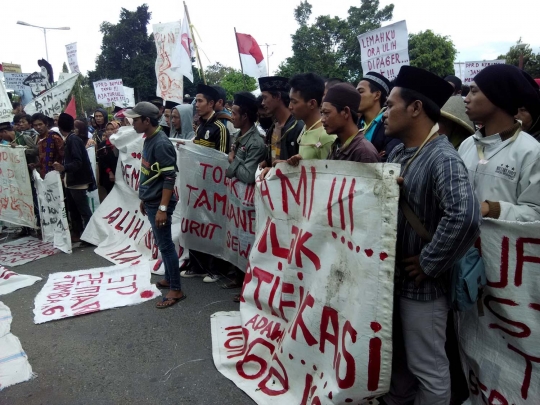 Tolak pemagaran oleh TNI, warga Urutsewu geruduk kantor DPRD Kebumen